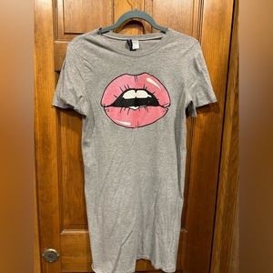 H&M pink lips , grey dress